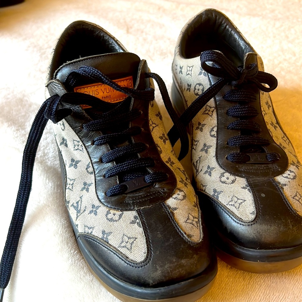 Louis Vuitton shoes blue beautiful condition ✨✨✨ - Picture 4 of 4
